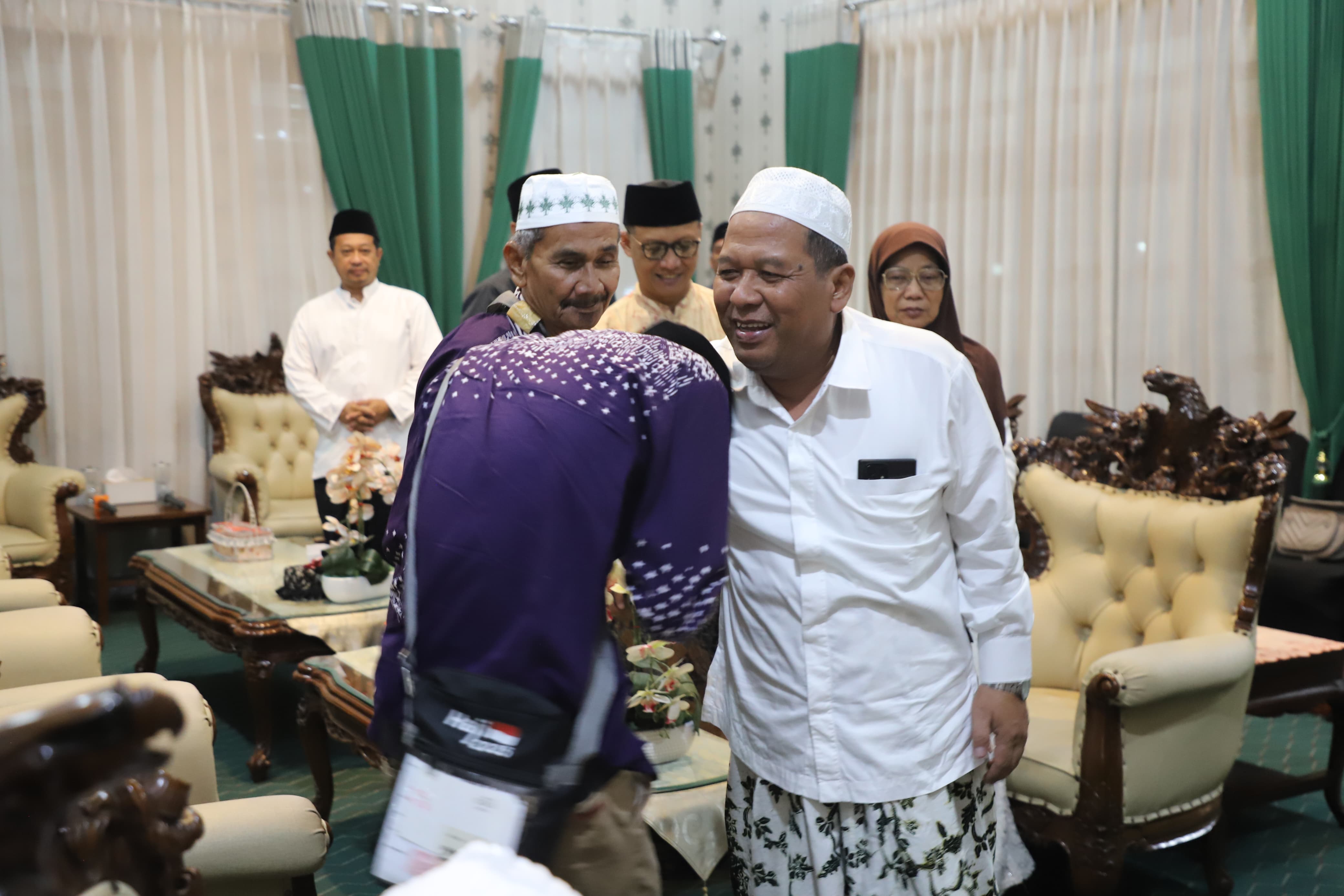 TIBA LEBIH AWAL:  Sebanyak tujuh jemaah haji kloter 3 pulang lebih awal Kamis (12/6) lalu.