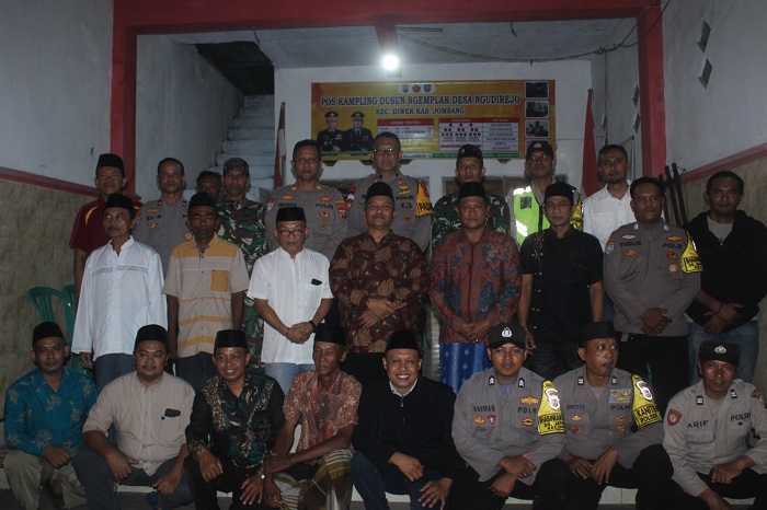 RUKUN: Kasat Binmas Polres Jombang, AKP Pranan Edi, Kapolsek Diwek, AKP Edy Widoyono, Camat Agus Sholihudin, bersama perangkat Desa Ngudirejo di Poskamling Dusun Ngemplak, Jumat (13/6).