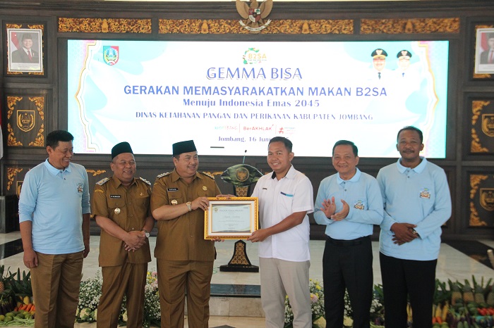 PRESTASI: Bupati Jombang, Warsubi, menyerahkan penghargaan kepada Pimpinan Cabang Perum BULOG Mojokerto, Muhammad Husin SH MH di Pendopo Kabupaten Jombang, Senin (16/6).