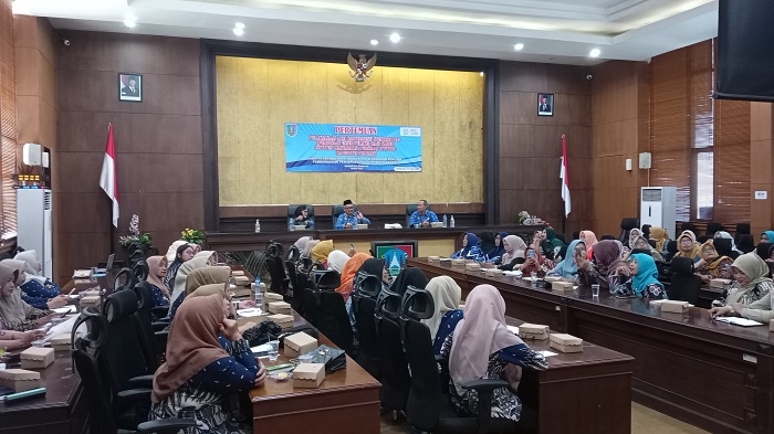 INOVASI: Kepala DPPKB PPPA Jombang, dr Pudji Umbaran (tengah) membuka aksi konvergensi stunting ke-5 di di Ruang Soeroadiningrat I Kantor Pemkab Jombang, Selasa (17/6).