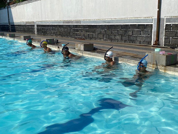 SEMANGAT: Atlet selam saat latihan di kolam renang Aquatic UPJB, kemarin (17/6).