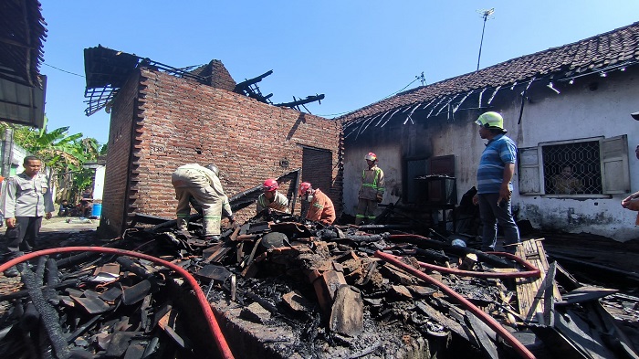 Kebakaran melanda rumah Saudah, 85 di Dusun Jetak, Desa Sidokerto, Kecamatan Mojowarno, Jombang  Rabu (18/6) sekitar pukul 12.00 WIB