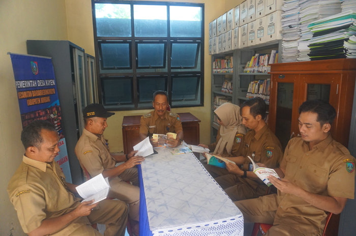 INOVATIF: Kepala Desa Kayen Hasanudin (mengenakan topi) dan jajaran perangkat desa mendampingi Camat Bandarkedungmulyo Hariyanto saat membaca buku di perpustakaan Cahaya Asa Desa Kayen.