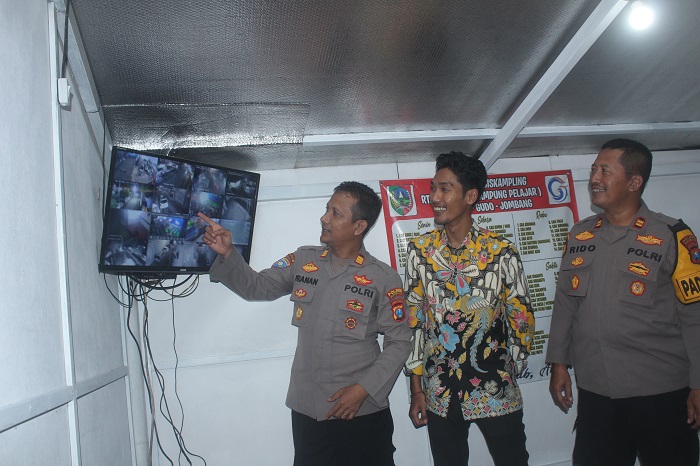DETAIL: Kasat Binmas Polres Jombang, AKP Pranan Edi, Kapolsek Gudo, Iptu Rido Bargowo, dan Kades Blimbing, Wahyu Hidayat, di Poskamling 2 Dusun Blimbing, Jumat (13/6).