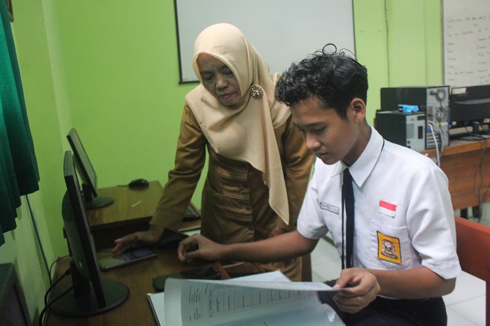  TELITI: Siswa SMPN 1 Jombang mengisi data di lab sekolah untuk persiapan SPMB SMA SMK, (26/5).  
