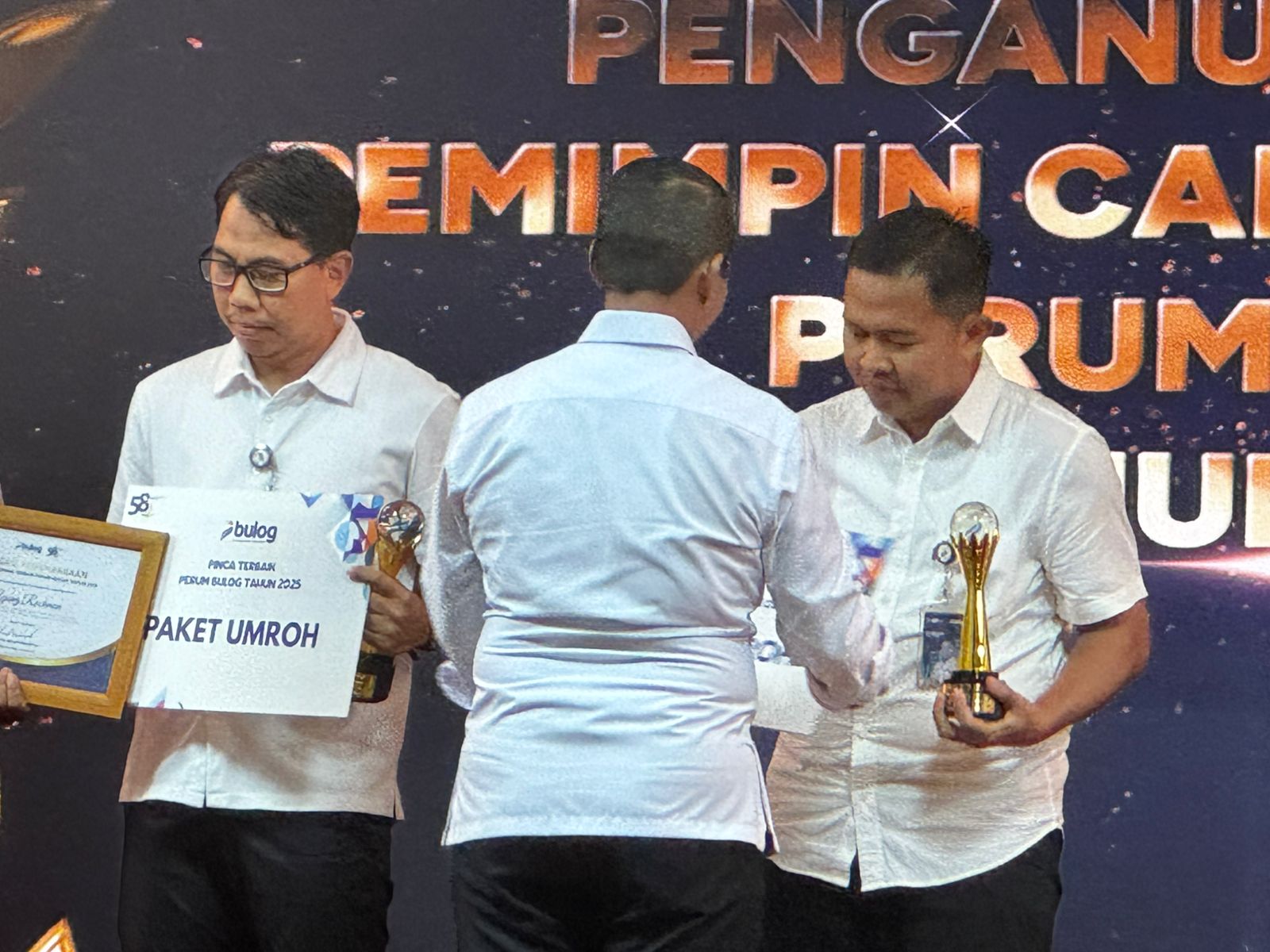Muhammad Husin, Pinca BULOG Mojokerto saat menerima penghargaan dari BULOG Pusat