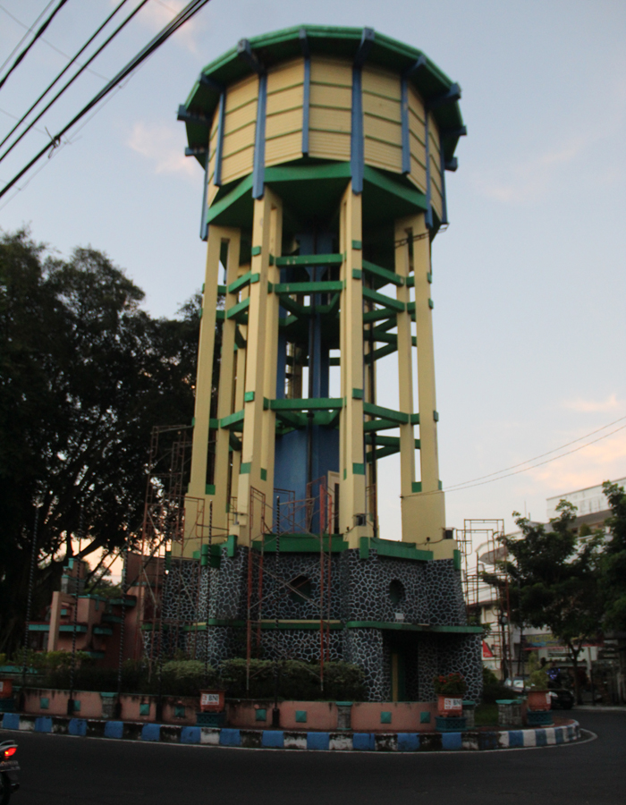 DISIAPKAN: Sejumlah scaffolding alias andang besi tampak disiapkan petugas Perumdam Tirta Kencana di lokasi, kemarin (18/6).