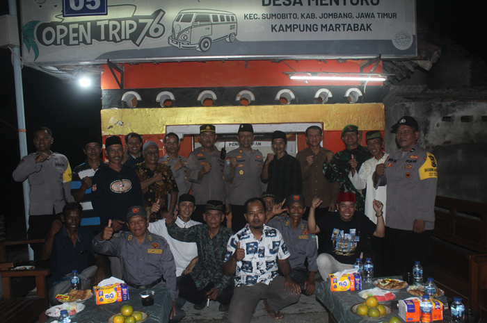Kasat Binmas AKP Pranan Edi, Kapolsek Sumobito AKP Bagus Tejo Purnomo, Danramil Kapten Inf Suwarno, Camat Heru Cahyono, GM Jawa Pos Radar Jombang, Sulton Arif, bersama perangkat Desa Mentoro