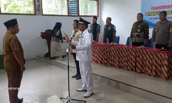 PENYEGARAN: Kepala Desa Panglungan Sugiat melakukan mutasi jabatan perangkat desa, Kamis (12/6).