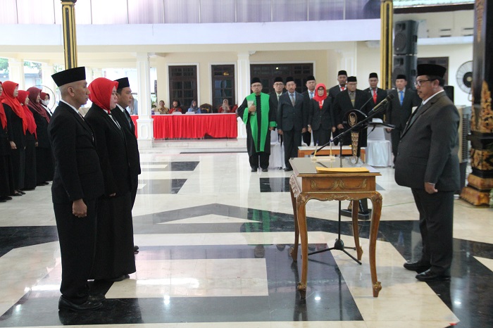 DILANTIK: Bupati Jombang Warsubi memimpin prosesi pelantikan dan pengambilan sumpah janji kepala sekolah, Jumat (20/6) sore.