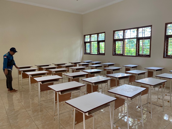 SIAP DITEMPATI: Petugas mengecek ruang kelas Sekolah Rakyat di SKB Mojoagung, Jumat (20/6).