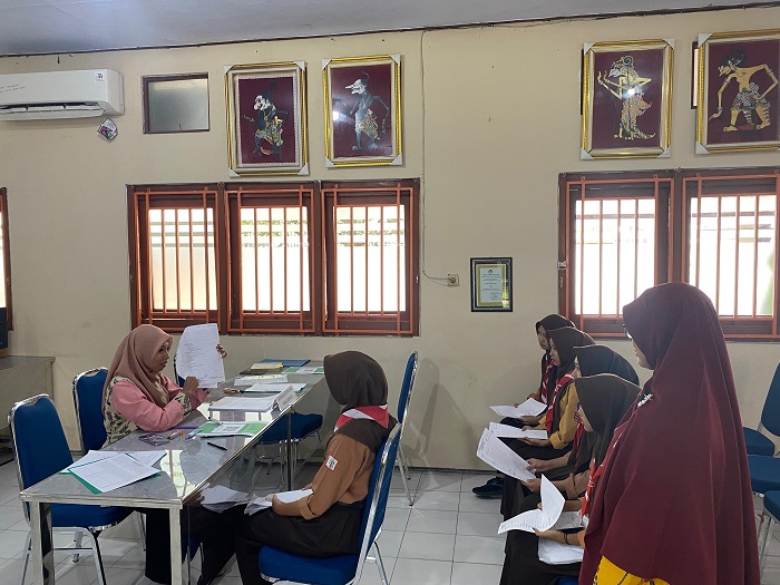 TERTIB: Siswa saat daftar ulang SPMB SMAN/SMKN tahap pertama di SMAN Jogoroto, kemarin (20/6).