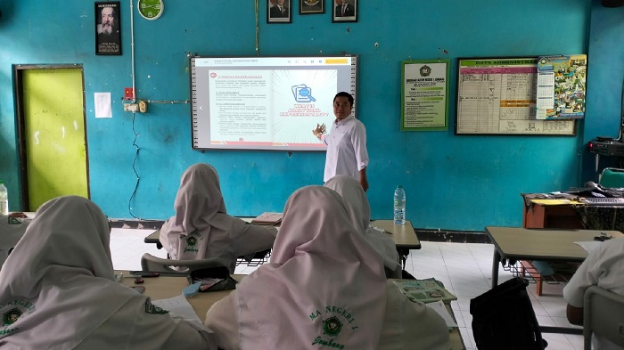 EDUKATIF: Ugik Udianto MPd guru Bahasa Inggris di MAN 1 Jombang.