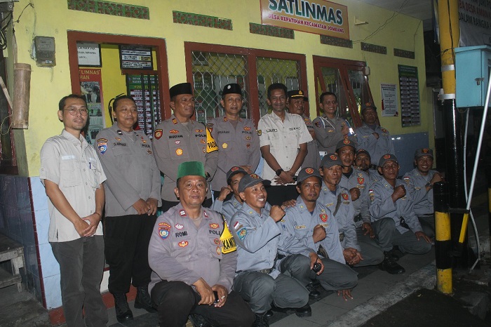 KOMPAK: Kasat Binmas AKP Pranan Edi, Kapolsek AKP Mulyani, Danramil Hery Setyawan, Camat Jombang, Heri Prayitno, Kades Erwin Pribadi bersama linmas di Balai Desa Kepatihan, Selasa (17/6).