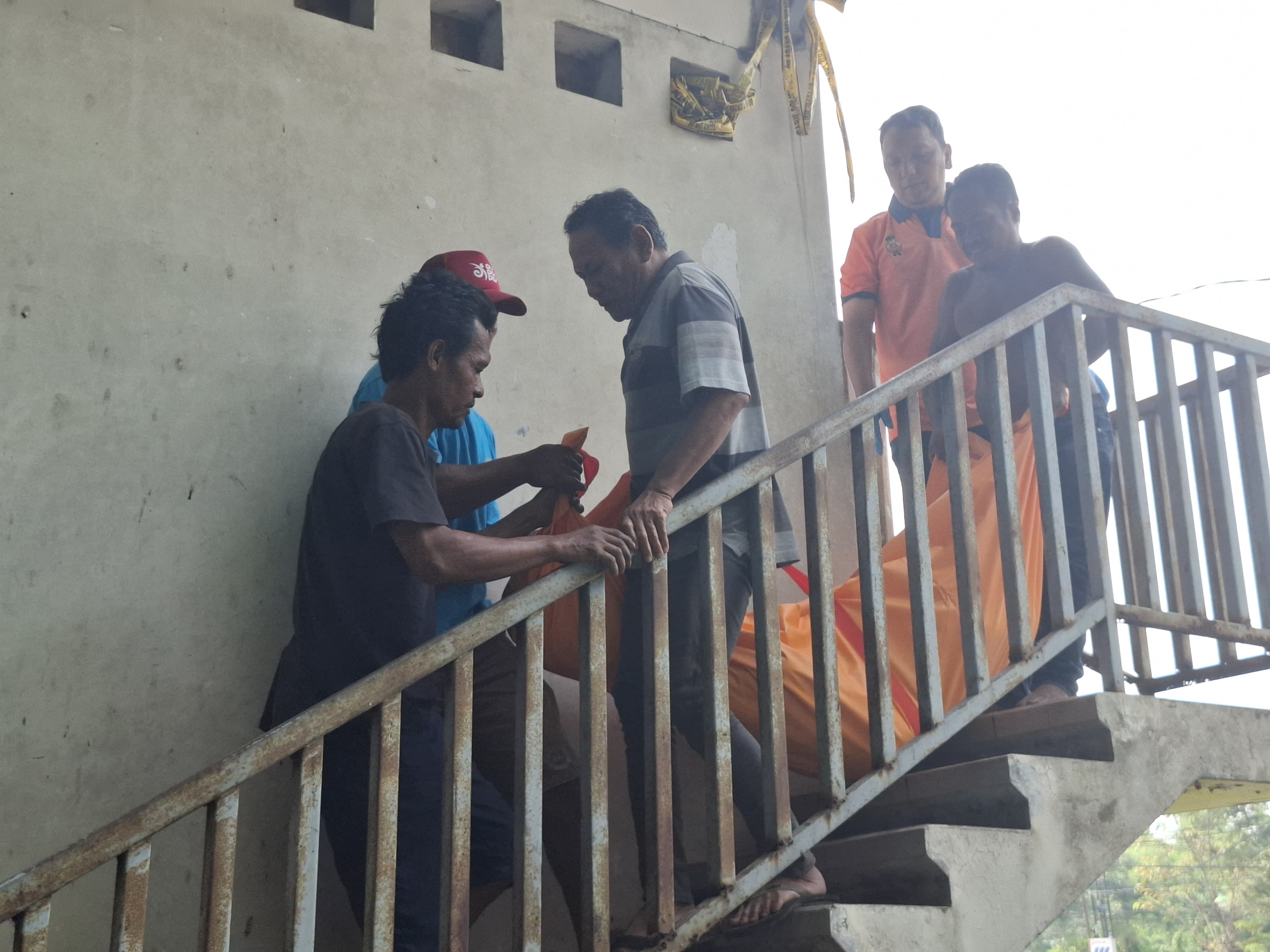 Proses evakuasi jasad korban dari pos jaga menuju mobil ambulans