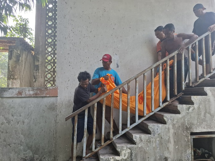 DIEVAKUASI: Jasad Mukid saat dibawa petugas dari pos jaga Tirta Wisata untuk dimasukkan ambulans (21/6).
