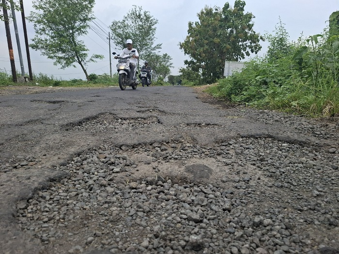MASUK PERBAIKAN: Jalan kabupaten ruas Talunkidul-Kesamben di Desa Watudakon, Kecamatan Kesamben masuk program rekonstruksi jalan tahun ini (13/5).