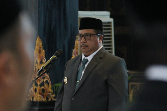 DILANTIK: Bupati Jombang Warsubi melantik 97 kepala sekolah di Pendopo Kabupaten Jombang, Jumat (20/6) lalu.