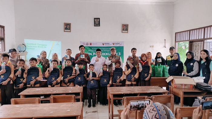 SUKSES: Wakil Ketua I Baznas Jawa Timur KH Masnuh bersama siswa SDN Pojokklitih 3 di Desa Klitih, Kecamatan Plandaan, Jumat (20/6).