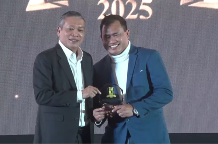 VISIONER: Direktur Utama Bank Jombang Dr Afandi Nugroho SE MM menerima penghargaan 10 Top CEO BPR 2025 dari The Finance, Jumat (20/6).