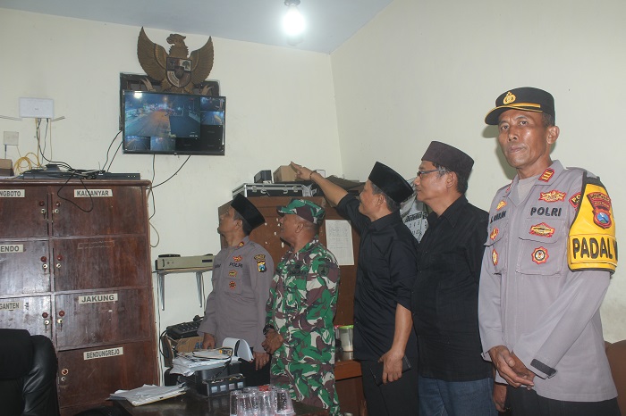 CEK: Kasat Binmas AKP Pranan Edi, Kapolsek AKP M Djulan, Danramil Kapten Inf M Usman, Sekcam Rudy Bakhtiar dan Kades Sodirin melihat monitor CCTV di Desa Jogoroto, Selasa (17/6).