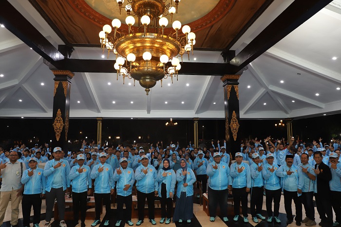 SEMANGAT: Ketua KONI Jombang Sumarsono membersamai Bupati Jombang Warsubi dan jajaran Forkopimda saat memberangkatkan atlet serta kontingen Jombang dalam ajang Porprov Jatim, Jumat (22/6) malam.