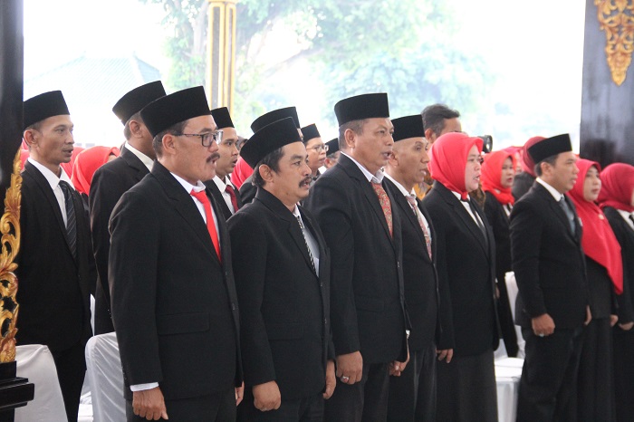 PERDANA: Pelantikan kepala sekolah di Pendopo Kabupaten Jombang, Jumat (20/6).