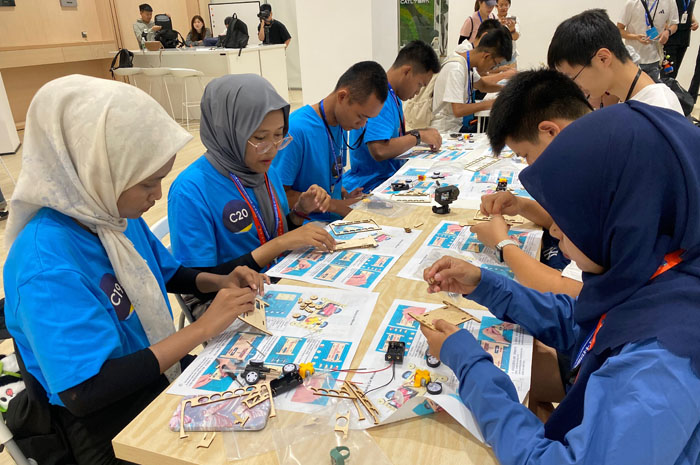 TEKUN: Para delegasi Pondok Pesantren Darul Ulum Jombang saat mengikuti berbagai rangkaian kegiatan ajang internasional The 9th Belt and Road Teenager Maker Camp 2025.