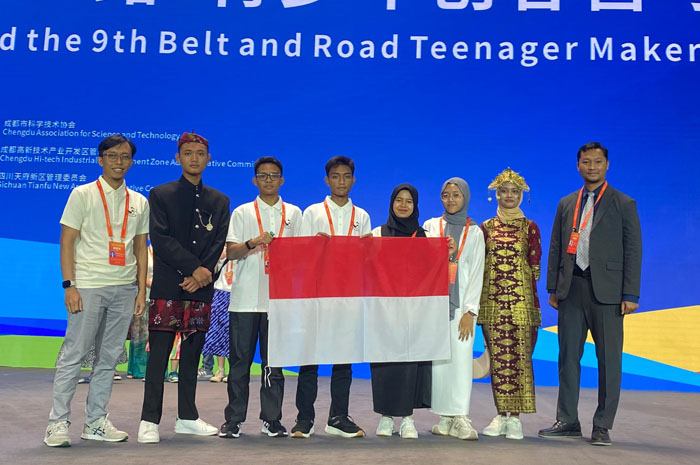 SINERGI: Delegasi Pondok Pesantren Darul Ulum Jombang berfoto bersama Direktur Reza Setiawan Ssi MT dan Kepala Divisi Kerjasama dan Publikasi Rizwan Darmawan MM dari Southeast Asian Minister