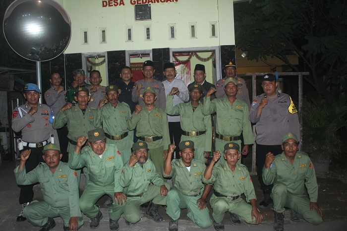 GUYUB: Kasat Binmas AKP Pranan Edi, Kapolsek Mojowarno AKP Soesilo, Plt Camat Ronny Afriandie, Kades Sukarno bersama linmas di Poskamling Dusun Gedangan, Kamis (19/6).
