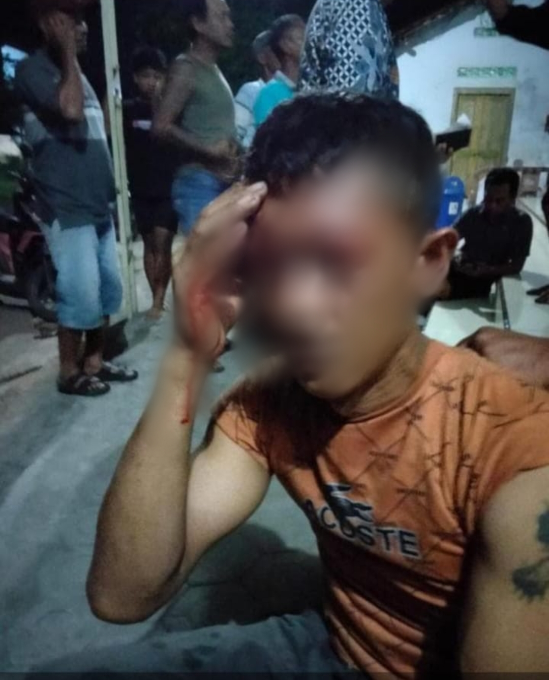Warga Jiporapah, Plandaan, Jombang bonyok dimassa warga usai kepergok mencuri kotak amal di Masjid Desa Plosokendal, Plosogeneng, Jombang Selasa Dini hari