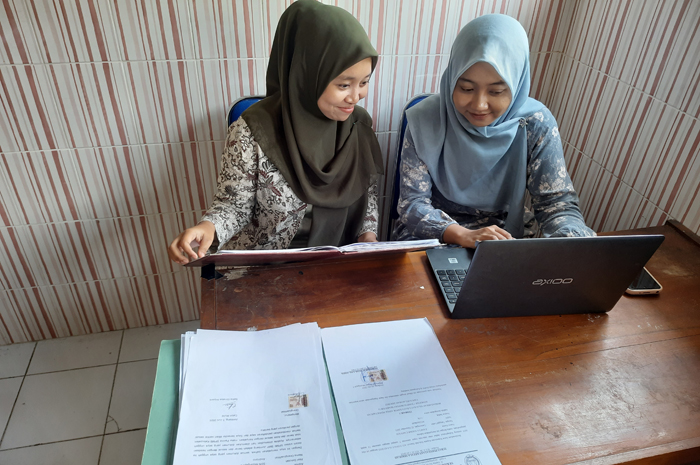 TELATEN: Operator SDN Mojongapit 3 Kecamatan Jombang saat mendaftarkan siswa pada SPMB SMPN periode seleksi, Kamis (19/6).
