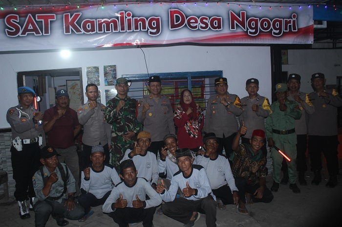 GUYUB: Kasat Binmas AKP Pranan Edi, Kapolsek Megaluh AKP Trisula Hadi dan Kades Agus Lis Hartatik bersama linmas di Poskamling Dusun Ngogri, Jumat (20/6).