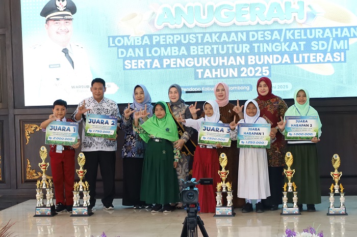 Penganugerahan juara lomba bertutur helatan Dinas Perpustakaan dan Kearsipan Kabupaten Jombang dilaksanakan di Pendopo Kabupaten Jombang, Rabu (25/6).