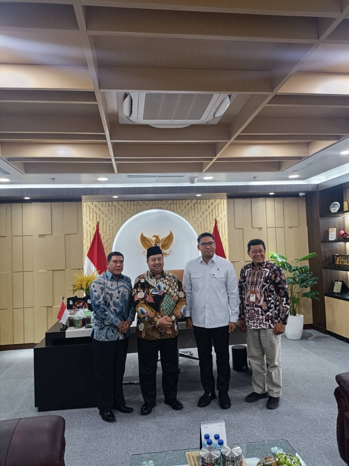 Bupati Warsubi didampingi Kepala Dinas Pertanian Kabupaten Jombang Muchammad Rony foto bersama Wakil Menteri Pertanian Sudaryono.