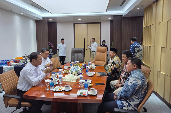 AUDIENSI: Bupati Jombang Warsubi bertemu Menteri Pertanian RI Andi Amran Sulaiman, serta Wakil Menteri Pertanian, Sudaryono, Selasa (25/6).
