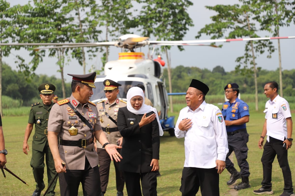 BERKUNJUNG: Kapolri Jenderal Listyo Sigit Prabowo bersama Gubernur Jawa Timur Khofifah Indarparanwasa saat berkunjung ke Ponpes Tebuireng, Jombang kemarin (25/6).