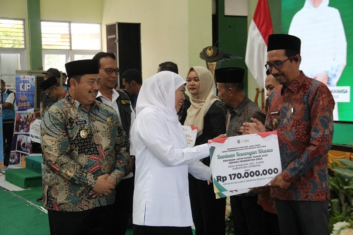 DISALURKAN: Gubernur Jatim Khofifah Indar Parawansa menyalurkan bansos kepada KPM di Gedung PSBR Jombang, Jumat (27/6) pagi