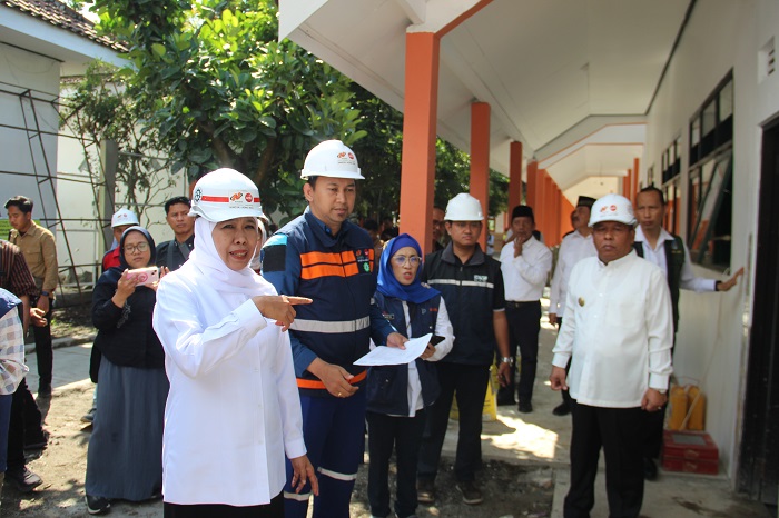 PANTAU KESIAPAN: Gubernur Jawa Timur Khofifah Indar Parawansa saat sidak sekolah Rakyat di SKB Mojoagung, Jumat (27/6).