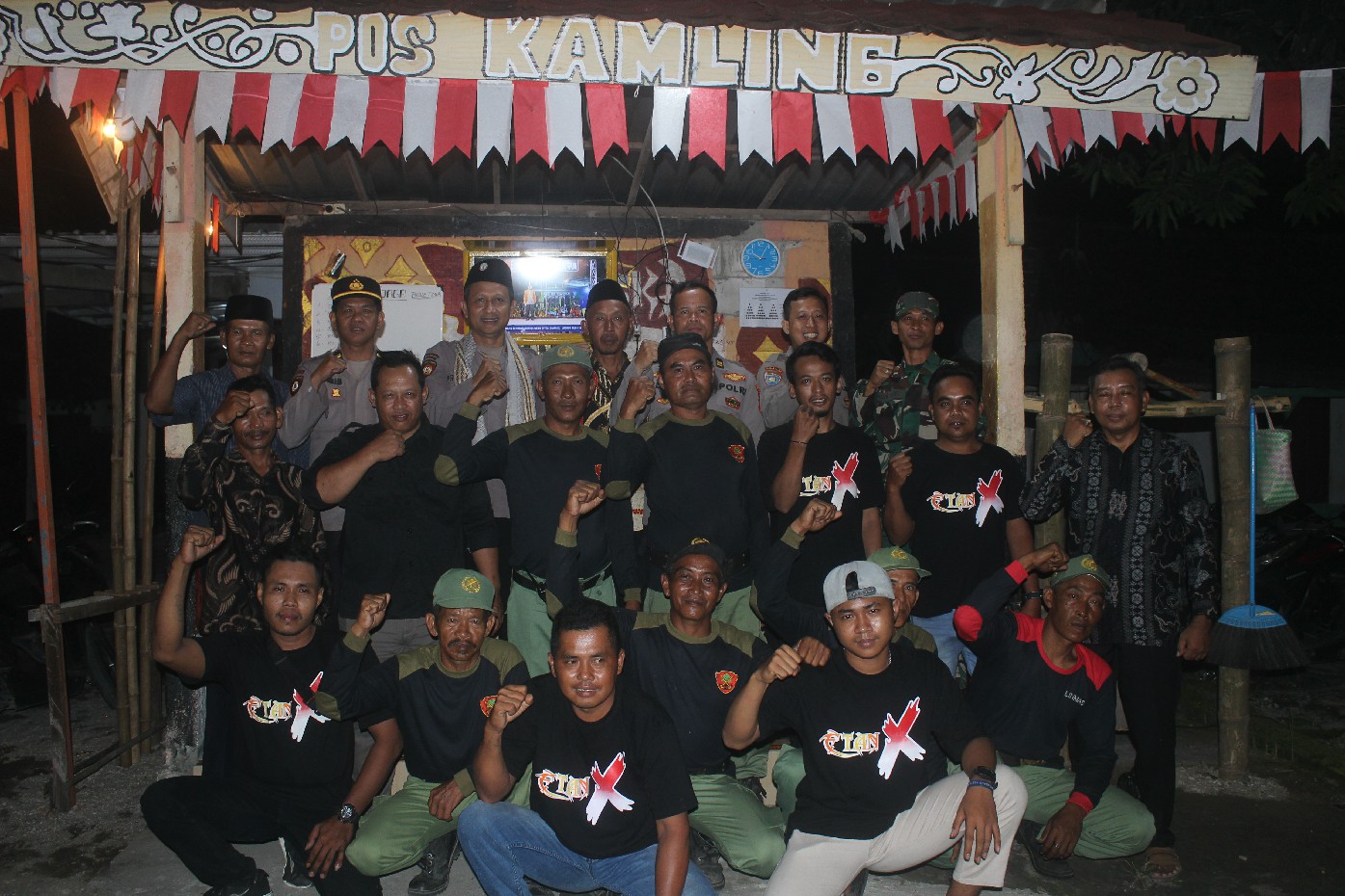 Kasat Binmas AKP Pranan Edi bersama linmas di Poskamling Dusun Blole Timur, Jumat (20/6).