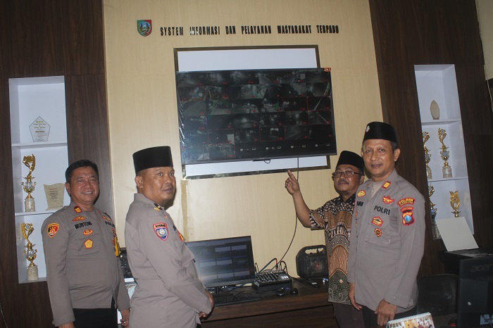 CEK: Kasat Binmas AKP Pranan Edi, Kapolsek Bareng AKP Mustoib dan Sekdes Pulosari, Widji, memantau monitor CCTV kantor Desa Pulosari, Senin (23/6).