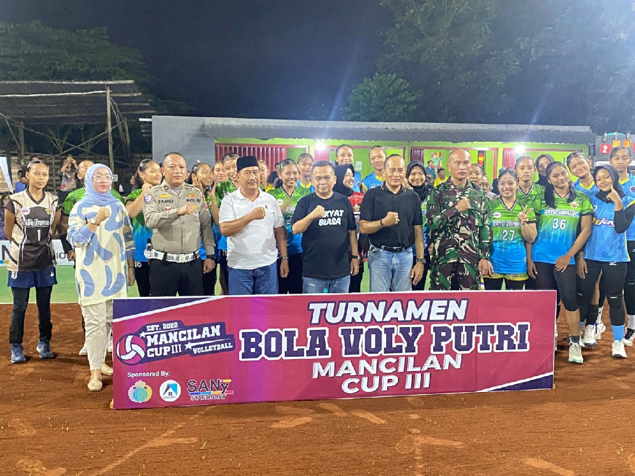 Wakil Ketua DPRD Jombang, HM Syarif Hidayatullah ST MMT (Gus Sentot), saat menghadiri pembukaan kejuaraan voli putri Mancilan Cup 3 di lapangan Karangtaruna Joko Sambang, Mojoagung (14/6).