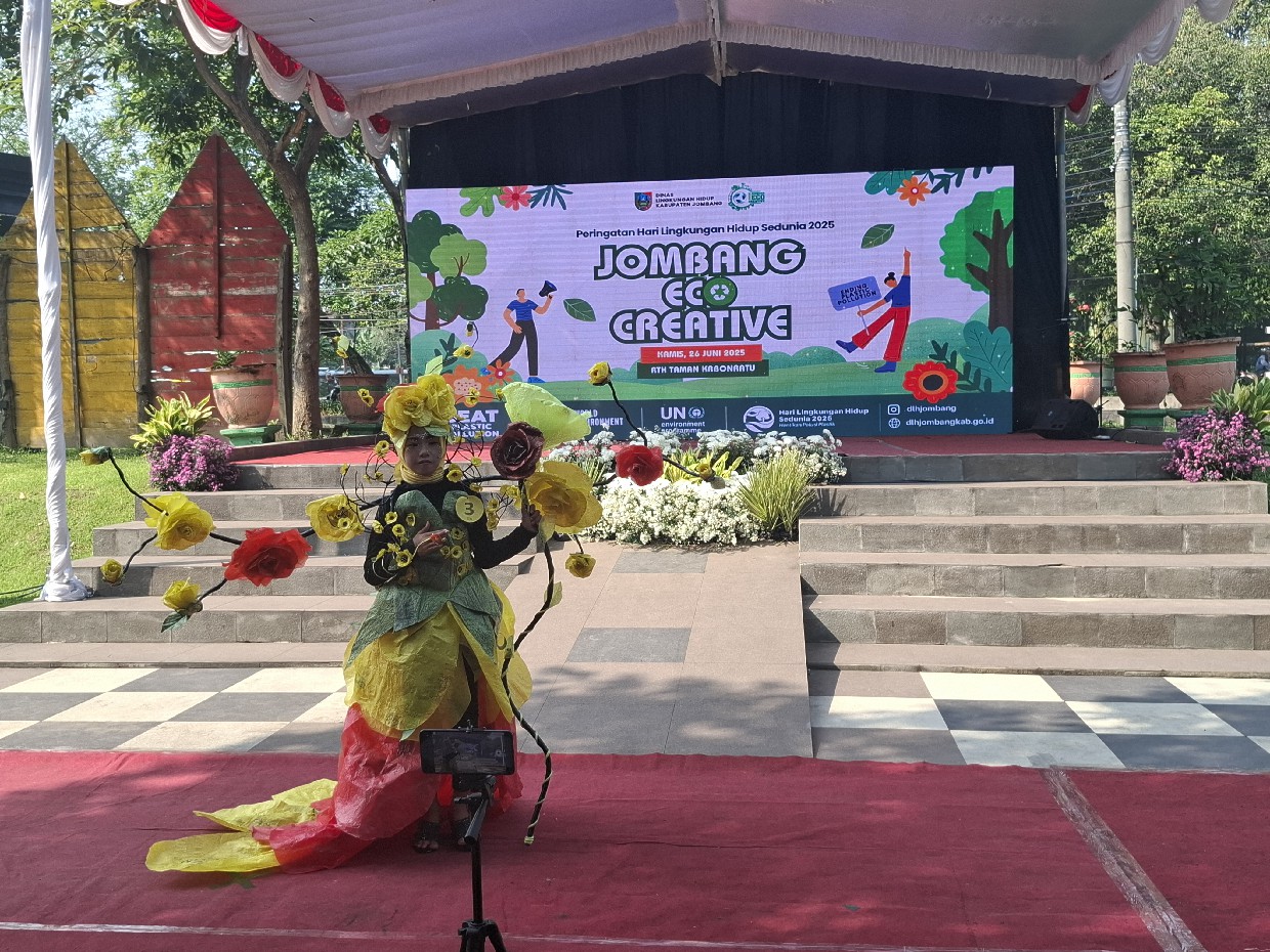 Salah satu penampilan peserta fashion show  pakaian daur ulang di JEC 2025