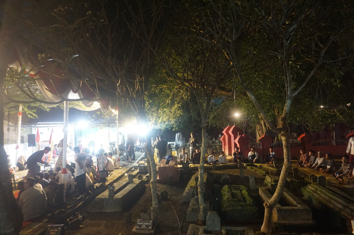 HORMATI LELUHUR: Warga Dusun Mojosongo berkumpul di TPU Dusun Mojosongo untuk menggelar doa bersama bagi para leluhur, Kamis (26/6) malam.