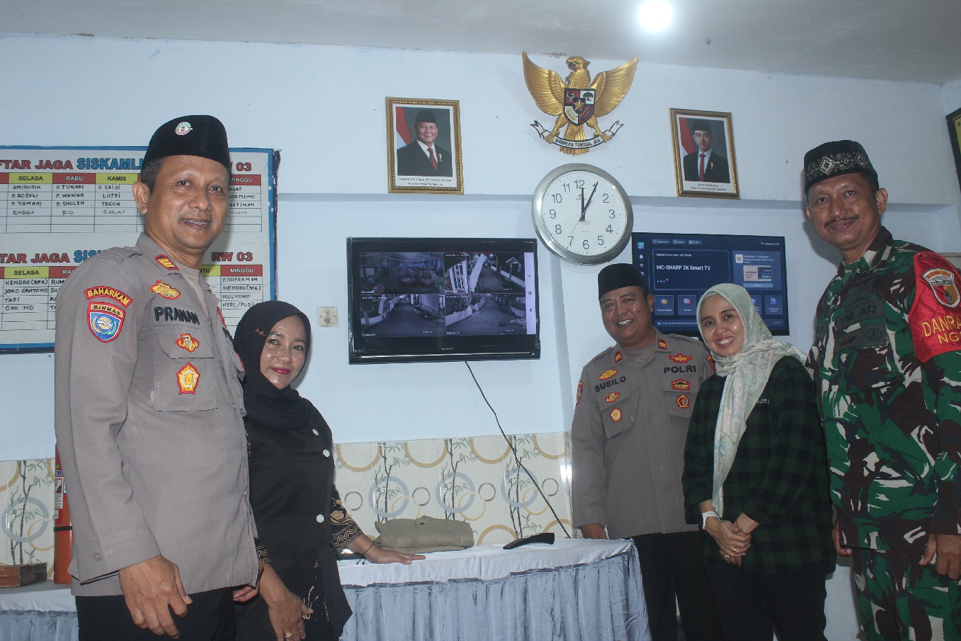 CEK: Kasat Binmas AKP Pranan Edi, Kapolsek Ngoro Iptu Susila, Danramil Kapten CBA Agung Purwanto, Camat Evva Maylia dan Kades Ngoro Nur Maslihah, memantau monitor CCTV di Poskamling  RT 2 dan 3 RW 3
