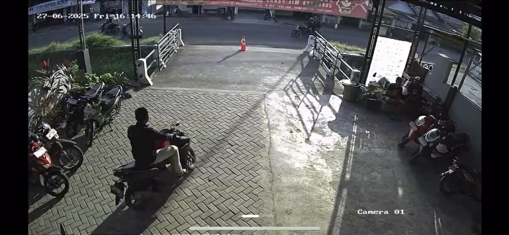 Rekaman CCTV saat pelaku membawa motor milik Lilik Zumaroh, 34, wanita asal Desa Bongkot, Peterongan, Jumat (27/6)