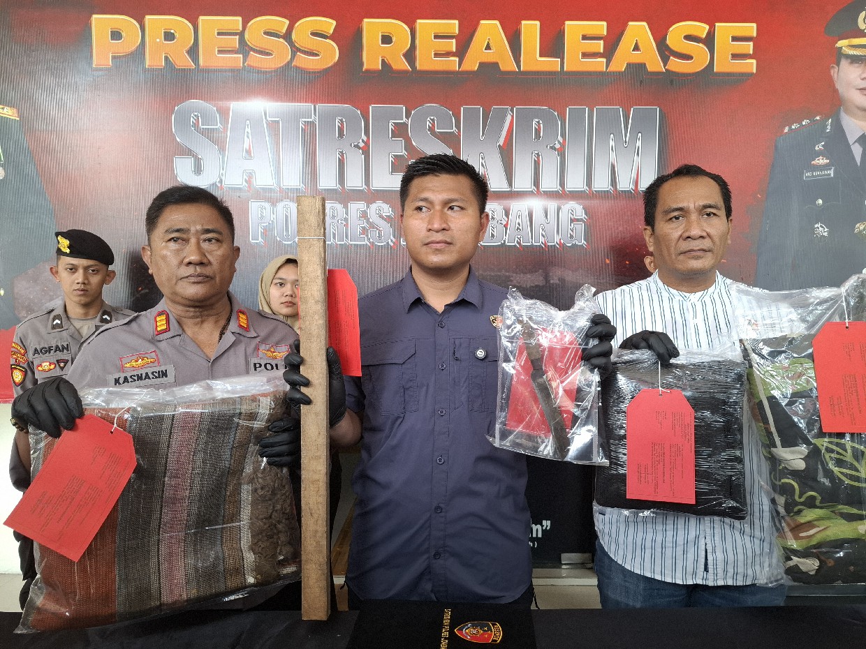 Polres Jombang menunjukkan barang bukti kasus pembunuhan suami siri oleh istri siri di Desa Johowinong, Kecamatan Mojoagung