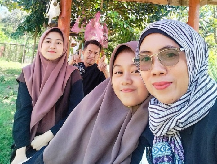Kepala SMAN Ploso Qoidatun Nisak SPd bersama keluarga