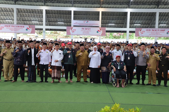 SINERGI: Ketua Umum DPP LDII Ir KH Chriswanto Santoso MSc bersama Ketua Dewan Pendiri YPBU, KH Abdul Aziz Sulthon Aulia, Gubernur Jawa Timur Khofifah Indar Paranwansa didampingi Bupati Warsubi bersama