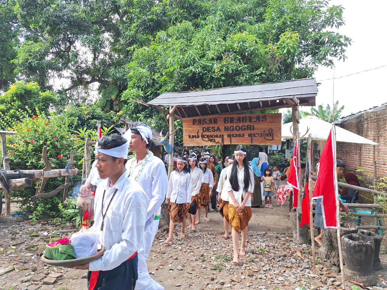 KHIDMAT: Upacara Ranu Ayu di Pasar Brantas Desa Ngogri, Kecamatan Megaluh.